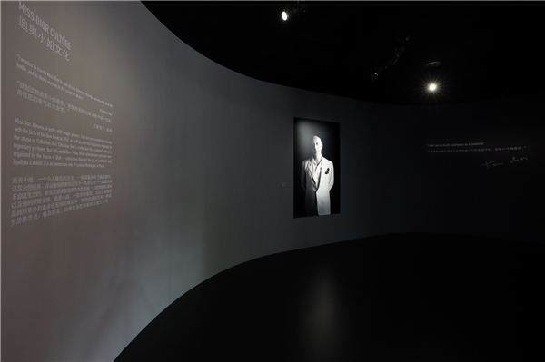 《迪奥小姐：爱与玫瑰》展览主入口1.jpg